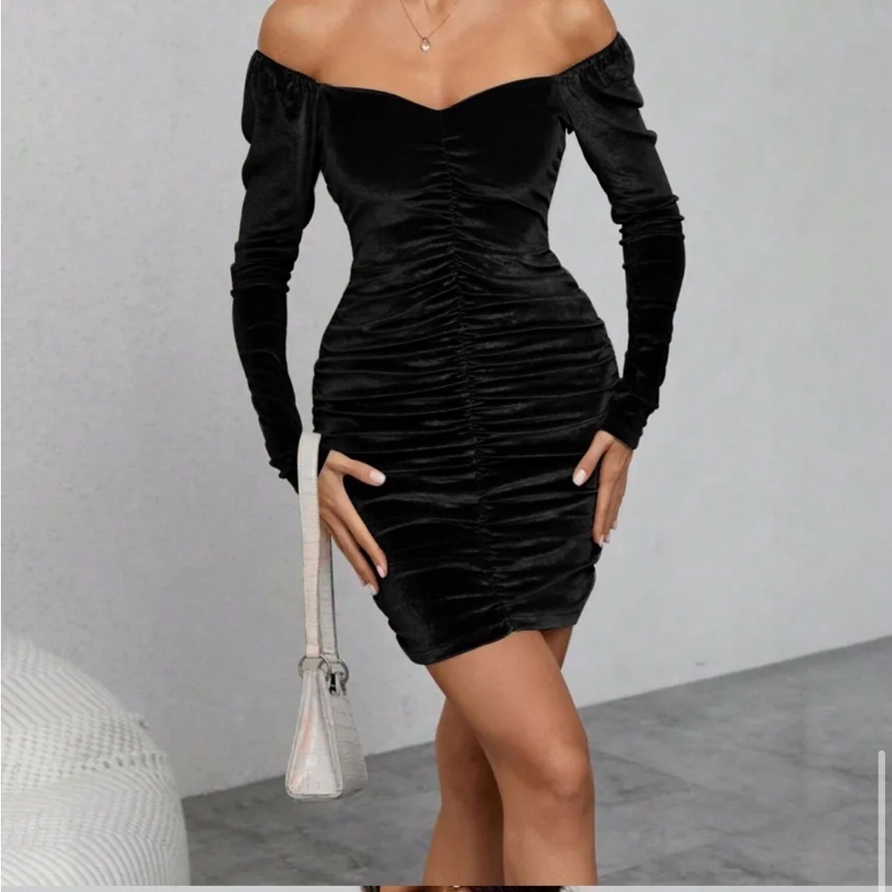 NWOT Long-Sleeve Off Shoulder Velvet Crinkled Mini Bodycon Dress - Picture 4 of 5